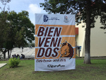 Cartel de bienvenida frente a la cafetería