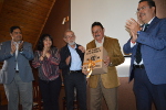 Entrega de un presente durante el desayuno de despedida del Profesor Domingo Acosta Infante